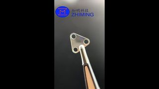 Composant triangulaire en saphir personnalisé avec trou traversant de haute précision