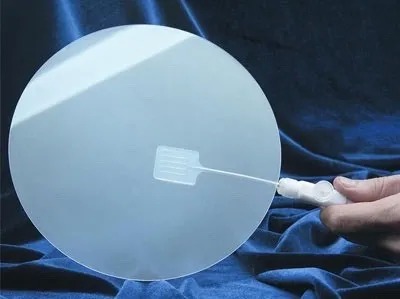 Derniers blogs de l'entreprise sur Le rôle clé du saphir de 8 pouces dans la fabrication de semi-conducteurs : nouvelles applications et défis