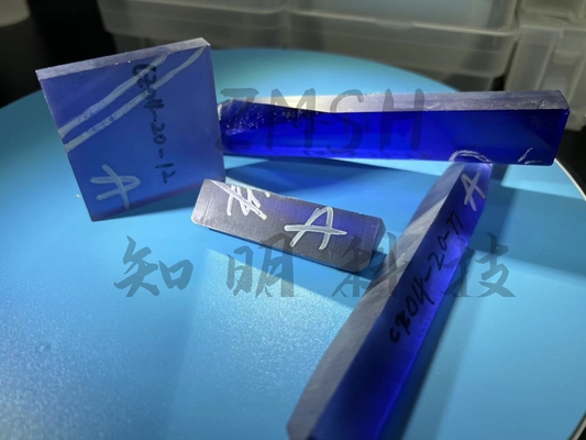 Le laboratoire non poli non coupé de matière première de corindon de pierres gemmes synthétiques a créé le saphir bleu