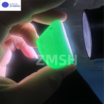 Le saphir brut en vert de couleur luxueuse cultivé en laboratoire pour les applications de bijoux.